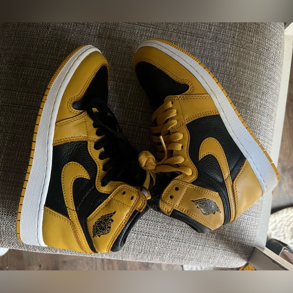 Air Jordan 1 retro high OG.  Size youth 4.